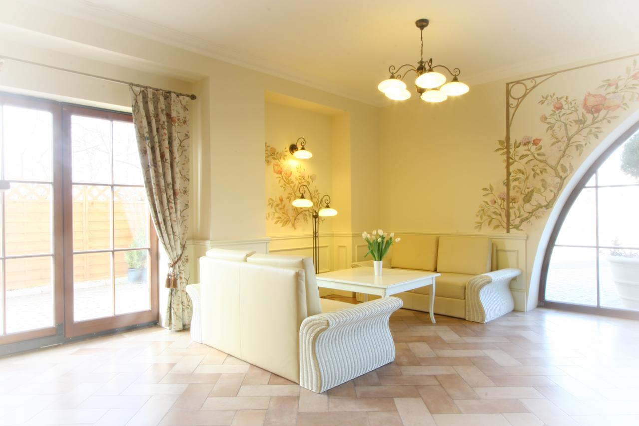 Villa Estera - Hotel & Restauracja Michałowice Buitenkant foto